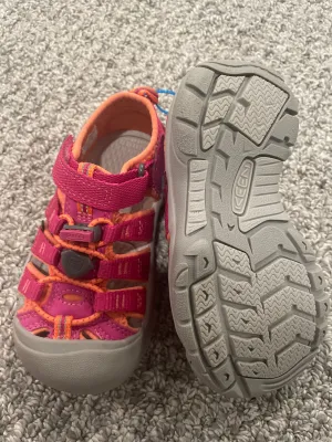 NEW Pink Keens Light Gray Bottom - size Shoes:      10 & 10.5 (Little Kid)